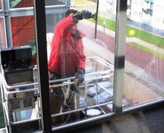 Glasbewassing met hoogwerker bij Schoonmaakbedrijf Perfekt Glasbewassing met hoogwerker bij Schoonmaakbedrijf Perfekt