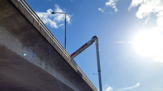 Hoogwerker om omlaag te werken Hoogwerker om omlaag te werken